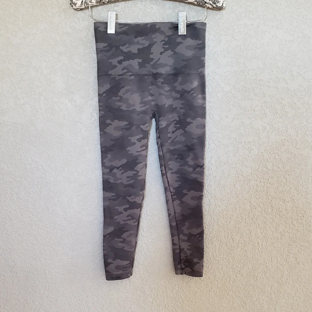 Spanx Camo style print leggins Size Medium